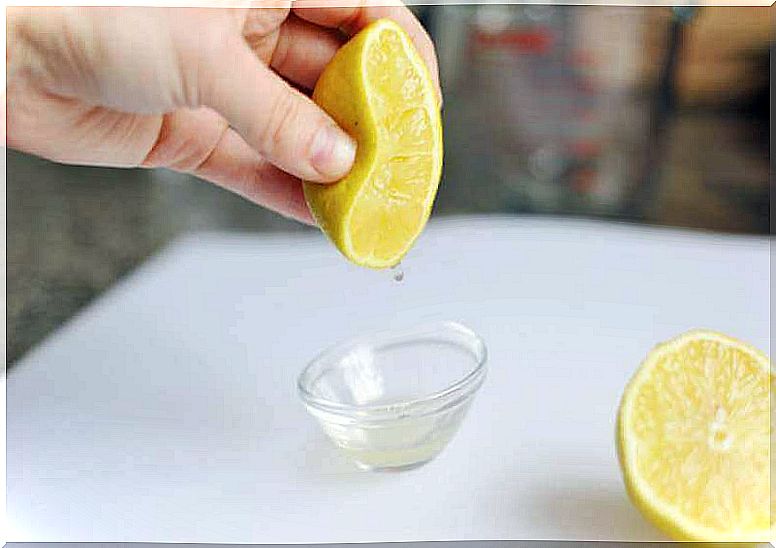 Squeezing lemon juice