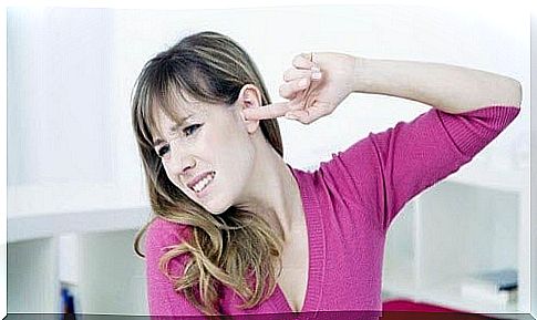 tinnitus, woman plugs ear