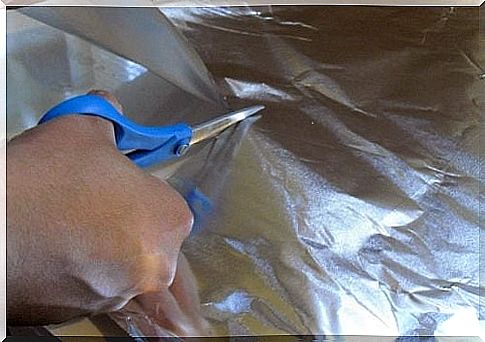 Sharpening scissors with aluminum foil