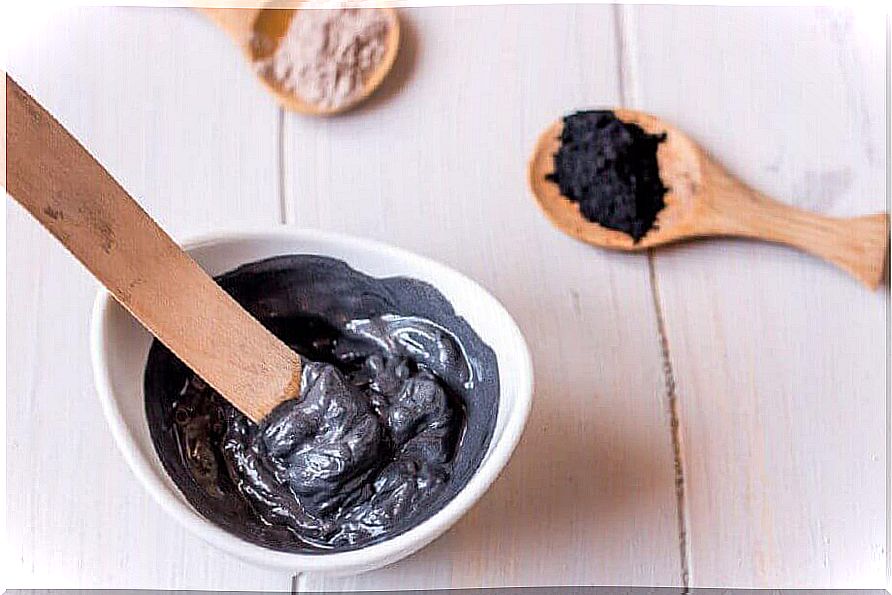 activated carbon-cleansing mask