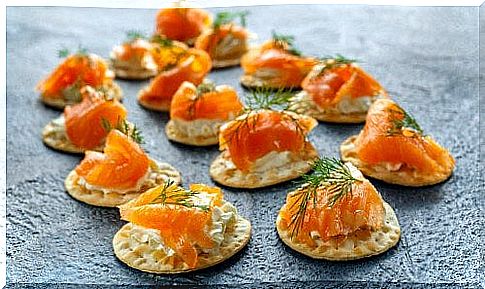 Pancakes with smoked salmon and tartar sauce