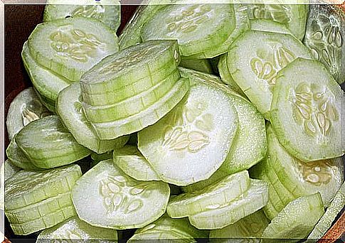 Sliced ​​cucumber - skin lightening