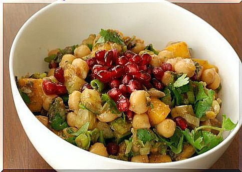 Chickpea, mango and pomegranate salad - get to know the recipe!