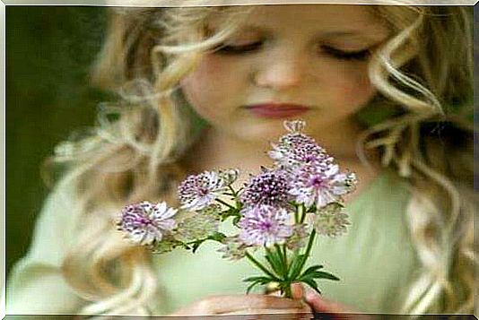 Little girl with flowers