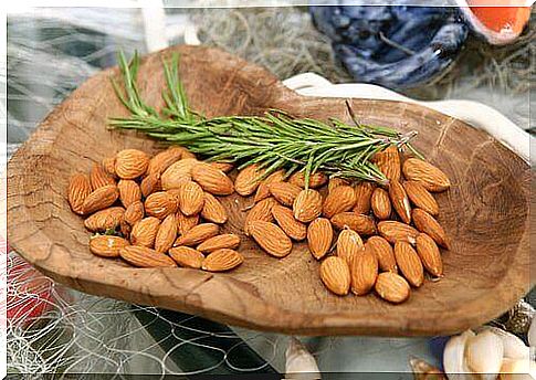 Cleansing the skin with almonds and rosemary water