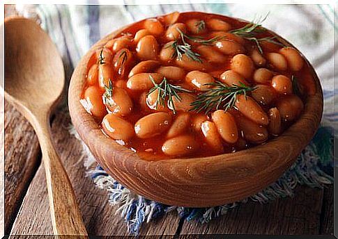 A bowl of baked beans