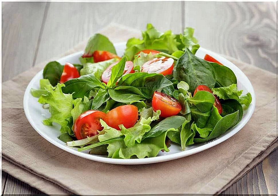 Green salad with tomato