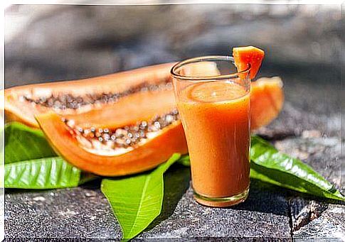 a glass of papaya smoothie - a remedy for belly fat