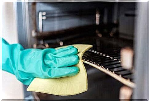 How to clean the oven