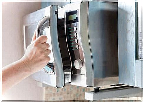 Cleaning the microwave oven