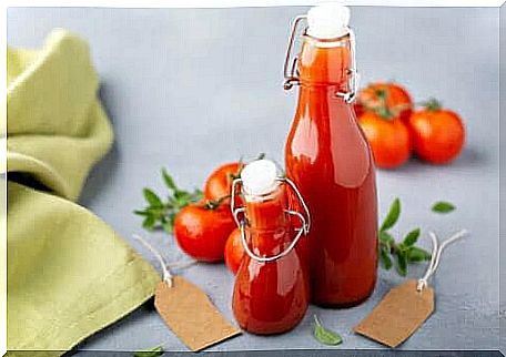 Old tomato sauce can cause food poisoning