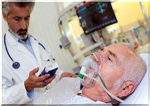 Patient with an oxygen mask