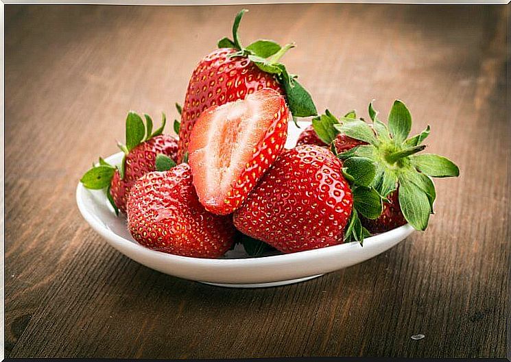 strawberries to strengthen the hair