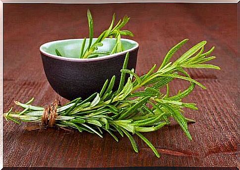 Facial brightening tonic based on rosemary