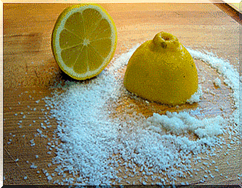 How to clean the house with lemon juice?