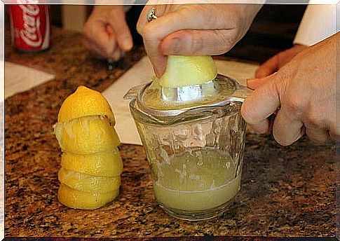 Squeezing lemon juice