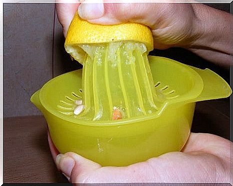 Squeezing lemon juice