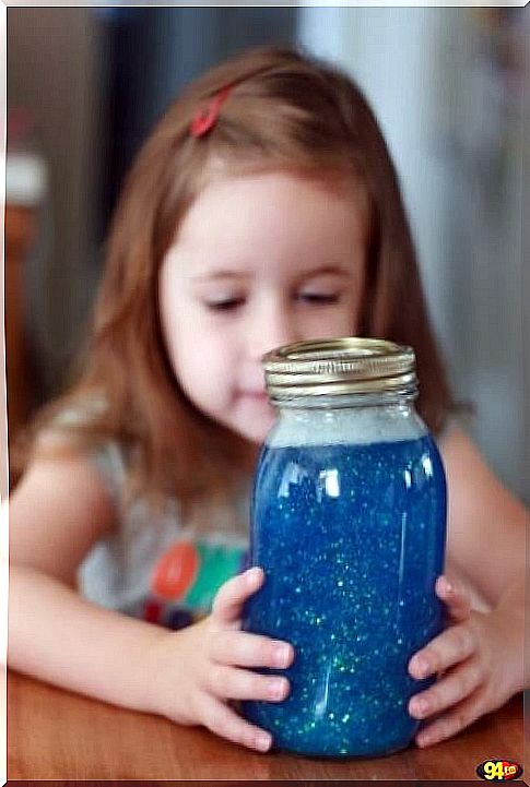 The girl looks at the jar of peace - Montessori methods