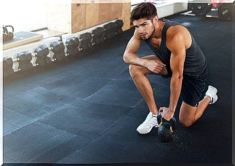 male shoulder pain at the gym