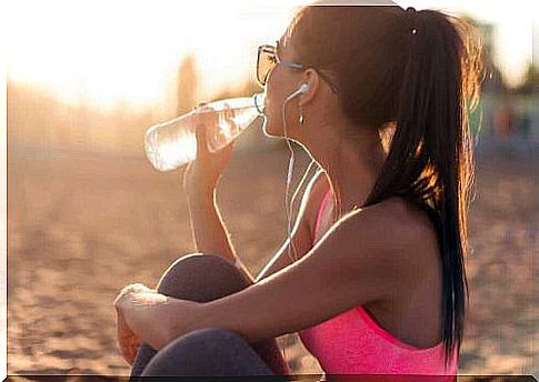 slimming, women are drinking water from a bottle 