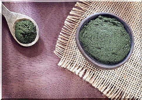 Spirulina contains very, very few calories.